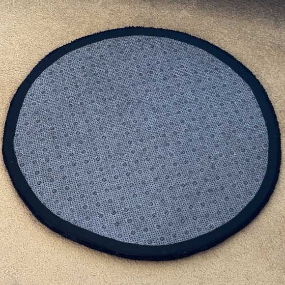 Black and White 8 Ball Handmade Tufted Rug  2'x 2' Non-slip backing - Picture 4 of 4